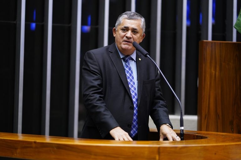 MP que retoma tributos sobre combustíveis provoca discussão entre governo e oposição no Plenário