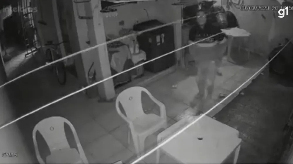 Durante roubo, ladrão ameaça 