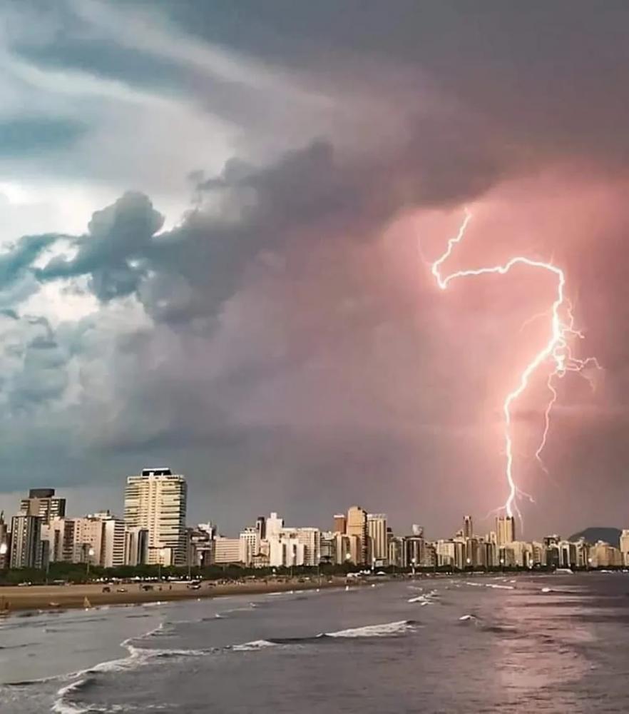 Baixada Santista tem mais de 1,2 mil raios em seis horas;só em Peruíbe foram mais de 480