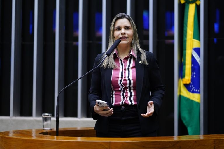 Projeto concede prioridade no teletrabalho a pais com filho paciente psiquiátrico