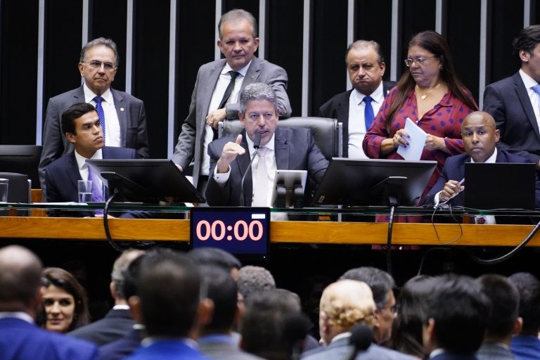 Câmara aprova MP que cria programa de combate ao assédio sexual nas escolas; acompanhe