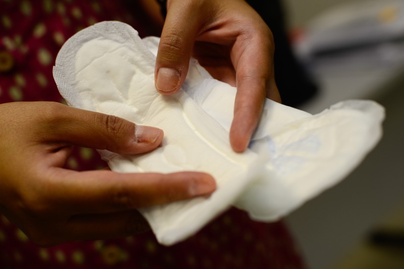 Governo lança programa de distribuição gratuita de absorvente pelo SUS