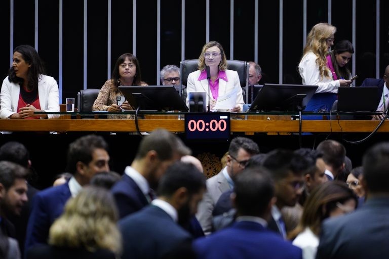 Plenário analisa projeto que cria o selo “Empresa Amiga da Mulher”; acompanhe