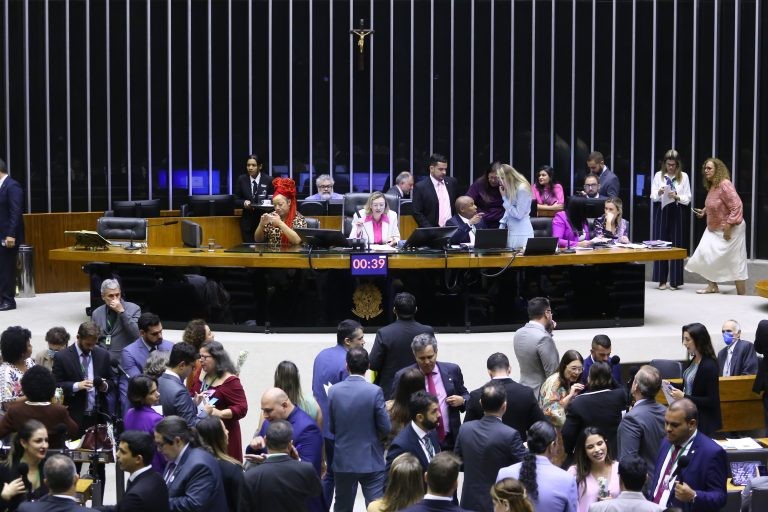 Câmara aprova proposta que institui pensão especial a filhos das vítimas de feminicídio; acompanhe