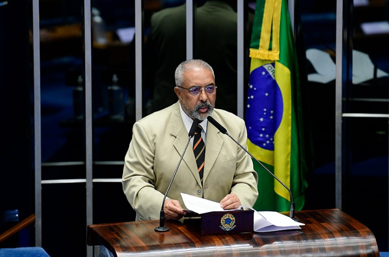 Paim defende aprovação de projeto que garante igualdade salarial entre homens e mulheres