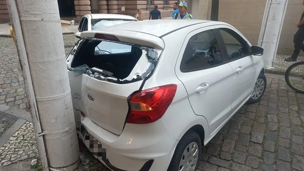 Motorista, em marcha a ré, consegue bater em poste e cortar sobrancelha;mulher passou mal