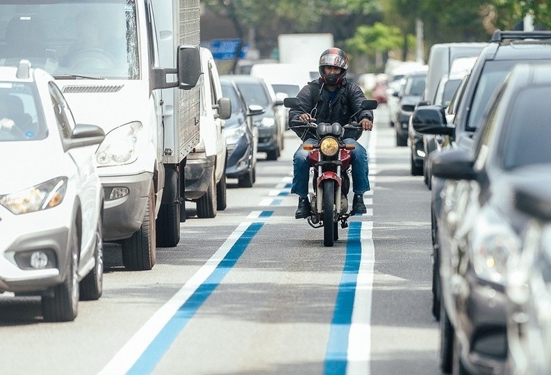 Câmara de Santos sugere faixa azul para motos e regulamentação do motofretista