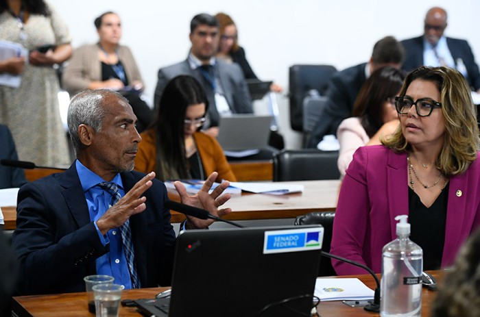 CE aprova presença obrigatória de educador físico em escolinhas de futebol