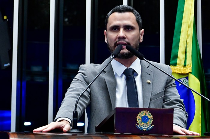 Cleitinho defende extinção da taxa de licenciamento anual de veículo