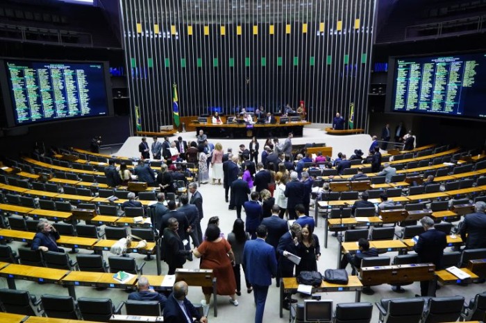 Deputados aprovam quatro requerimentos de urgência e encerram sessão