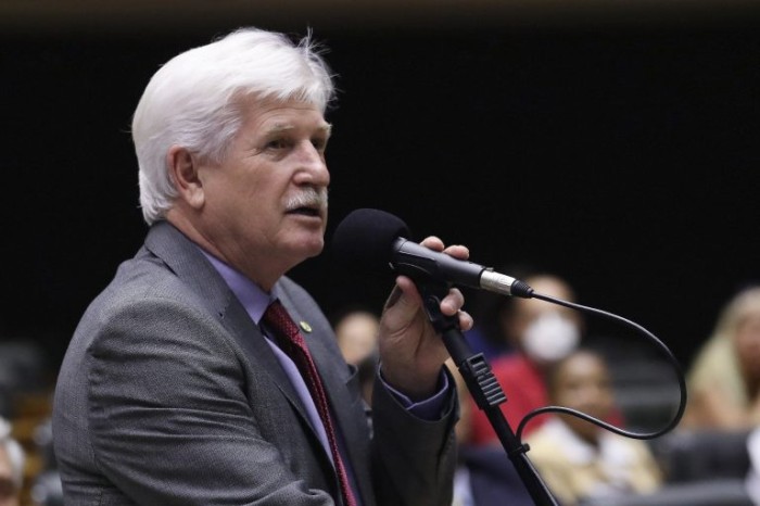 Comissão de Trabalho elege Airton Faleiro para presidente