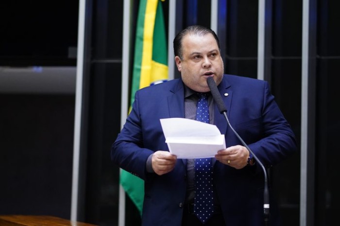 Projeto obriga empresa licitante a comprovar cota de aprendiz em curso profissionalizante