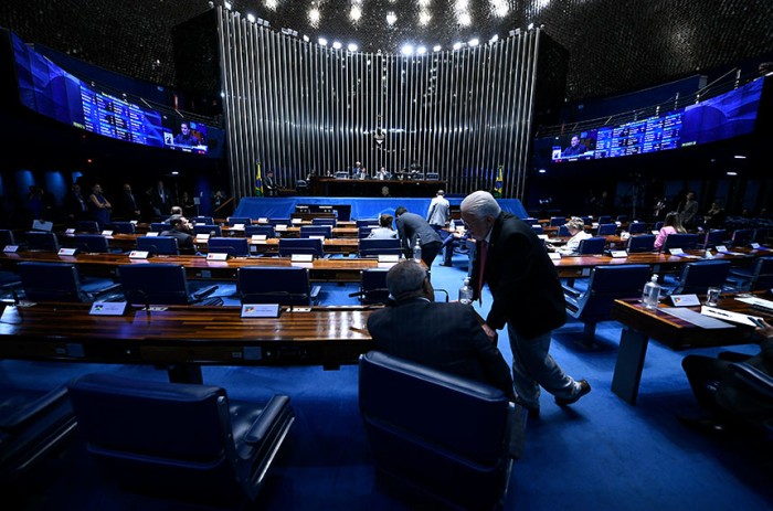 Plenário aprova desarquivamento e 85 propostas voltam a tramitar