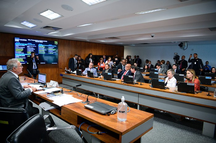CRE vai investigar espionagem ilegal da Abin no celular de brasileiros