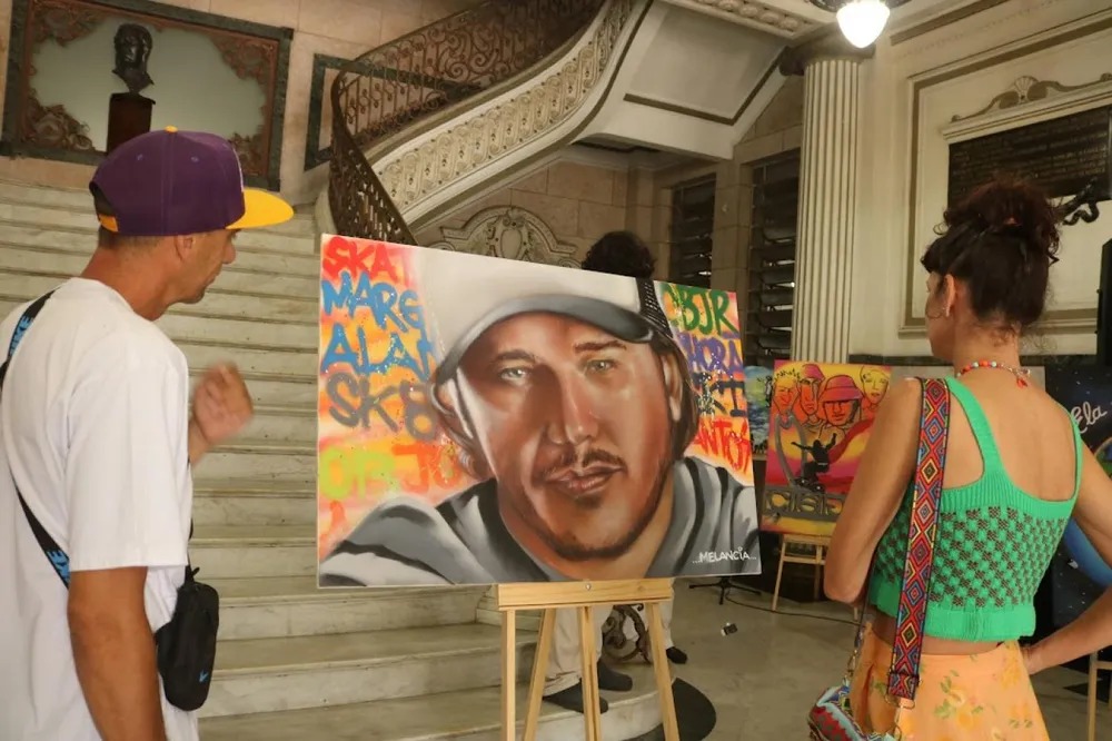 Exposição em homenagem a Chorão é aberta no Municipal de Santos;termina dia 31