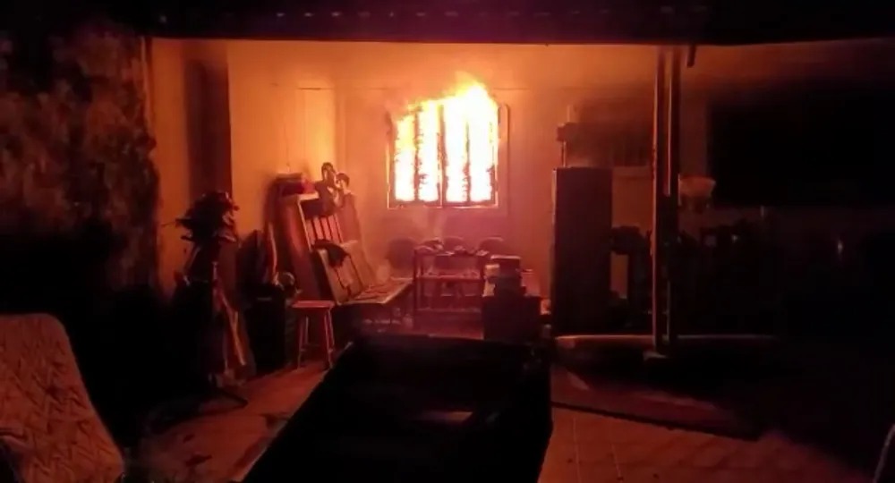 Usuário de drogas é acusado de mandar amigo pôr fogo na casa da ex-esposa e deixa três crianças sem nada