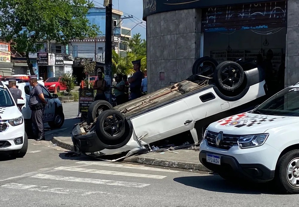 Mulher sofre traumatismo craniano ao ser atingida por carro que capotou