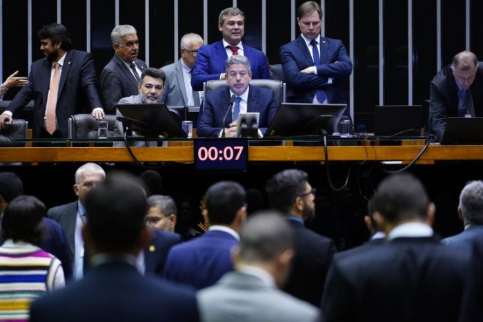 Câmara aprova projeto que favorece réu quando houver empate em julgamento; acompanhe