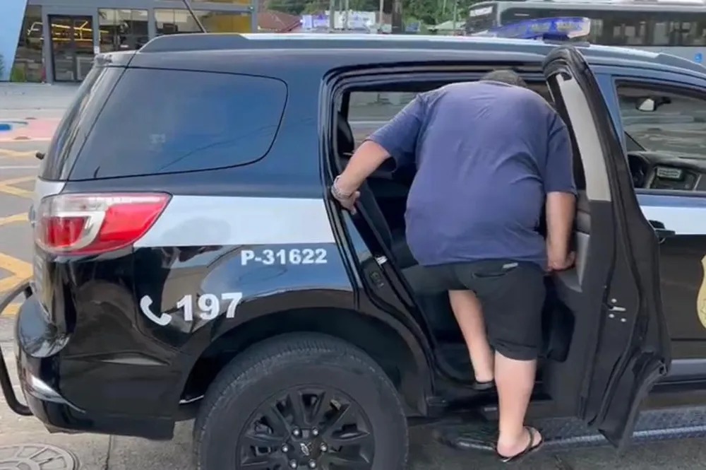 Falso cadeirante é preso de verdade por policiais quando tentava abrir conta em banco