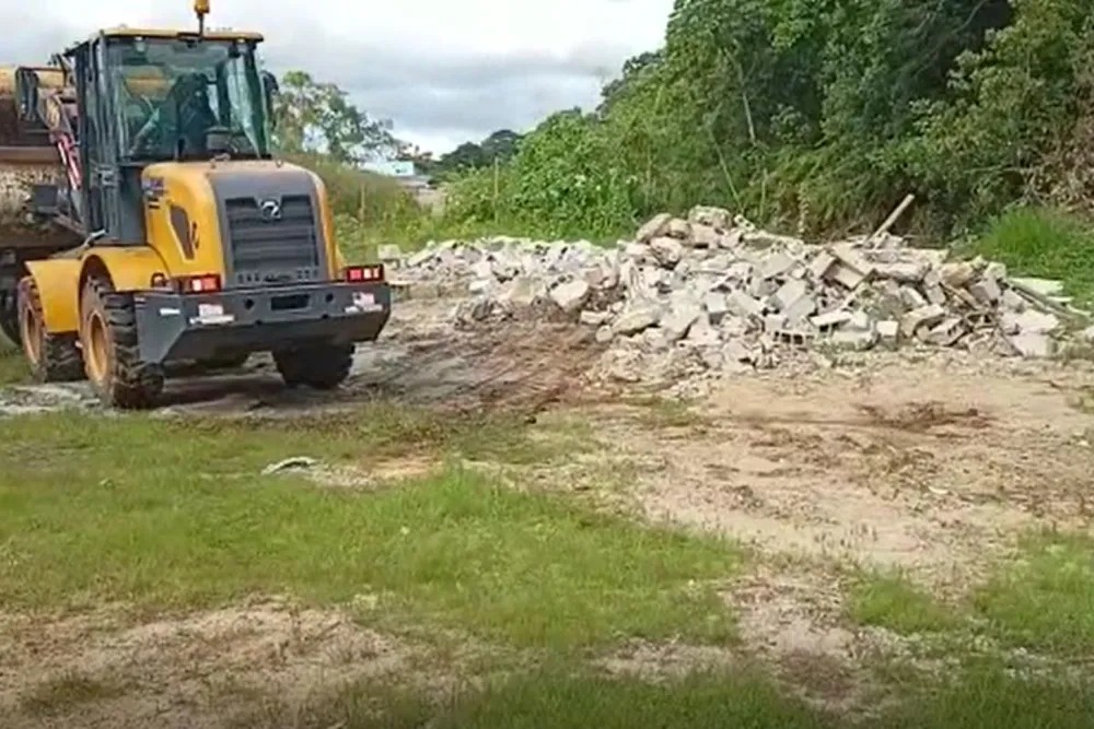 Máquina da Prefeitura de Itanhaém derruba casa construídas irregularmente