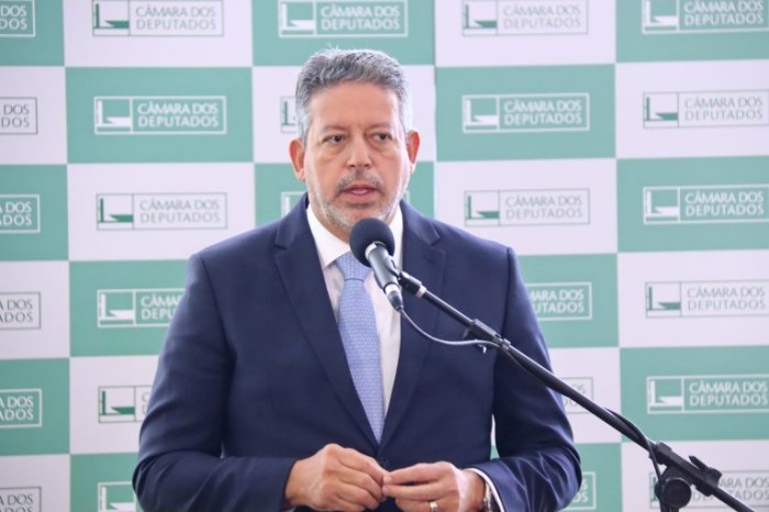 Lira anuncia esforço concentrado na semana que vem para votar 13 medidas provisórias