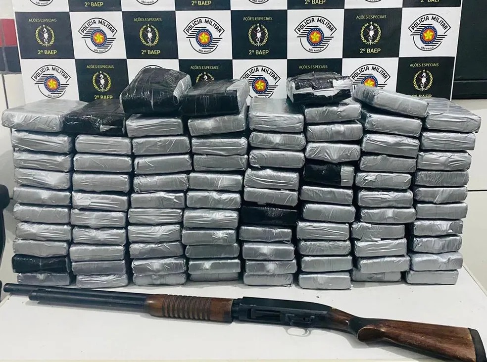 Baep apreende 100 quilos de cocaína na casa de traficante em Guarujá;o própria rapaz disse que tinha a droga