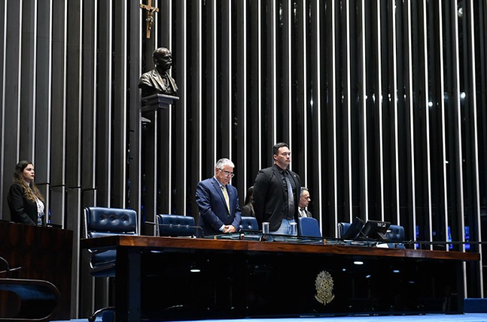 Senadores prestam homenagem a vítimas de ataque em escola de SP