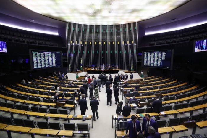 Plenário analisa MP que prorroga contratos de profissionais da saúde no Rio de Janeiro; acompanhe