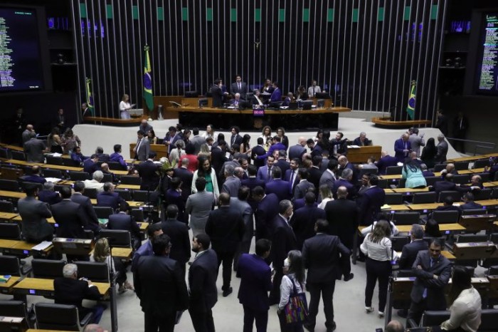 Plenário analisa MP que altera tabela de cálculo de vencimento de servidores no exterior; acompanhe