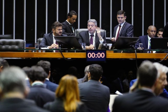 Câmara aprova MP que altera tabela de cálculo de vencimento de servidores no exterior; acompanhe