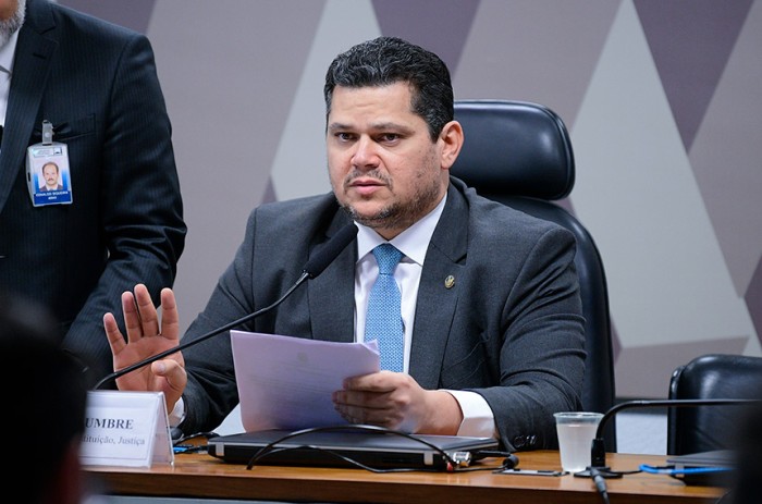 CCJ adia votação de proposta que permite comércio de plasma humano