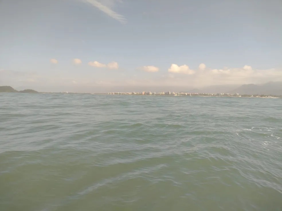 Bombeiros resgatam corpo de homem levado pela correnteza na praia da Riviera