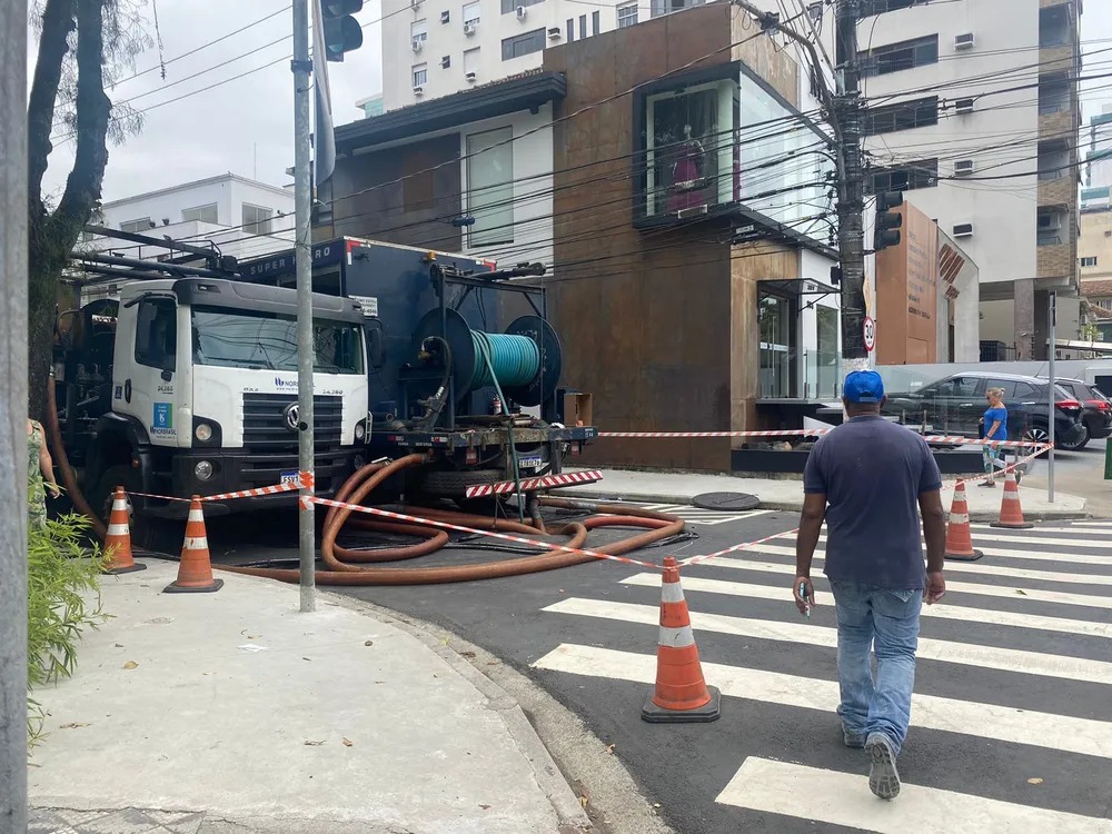 A Sabesp fiscaliza o que ele mesma faz;cratera no Boqueirão causou grave acidente
