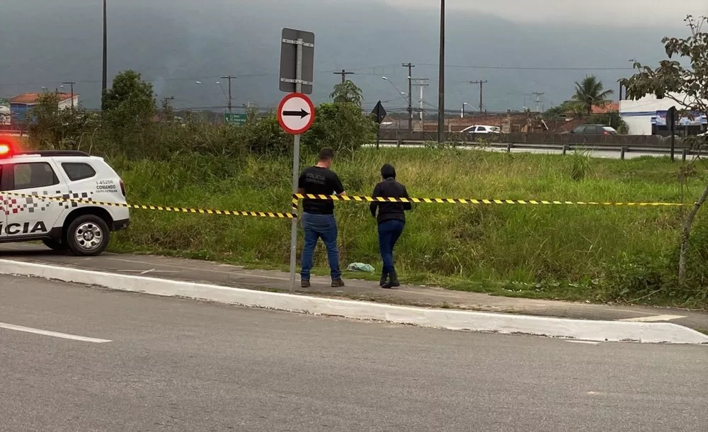 Bebê é jogado em canal e Polícia usa imagens para pegar suspeita
