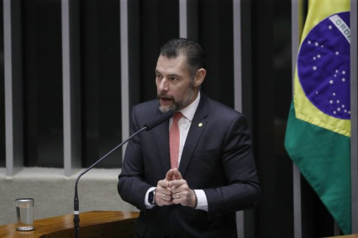 Projeto dispensa aposentado de comprovar doença que isenta do IR