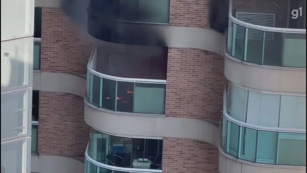 Incêndio destrói flat e bombeiros evacuam prédio; moradora não estava no imóvel
