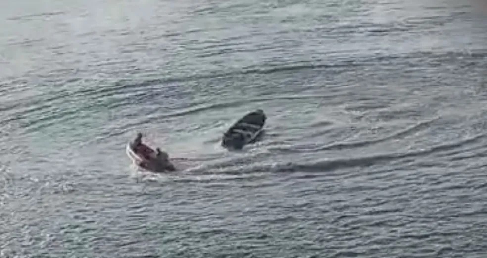 GBMar encontra barco ligado, desgovernado e vazio à deriva na Biquinha;ocupantes caíram no mar