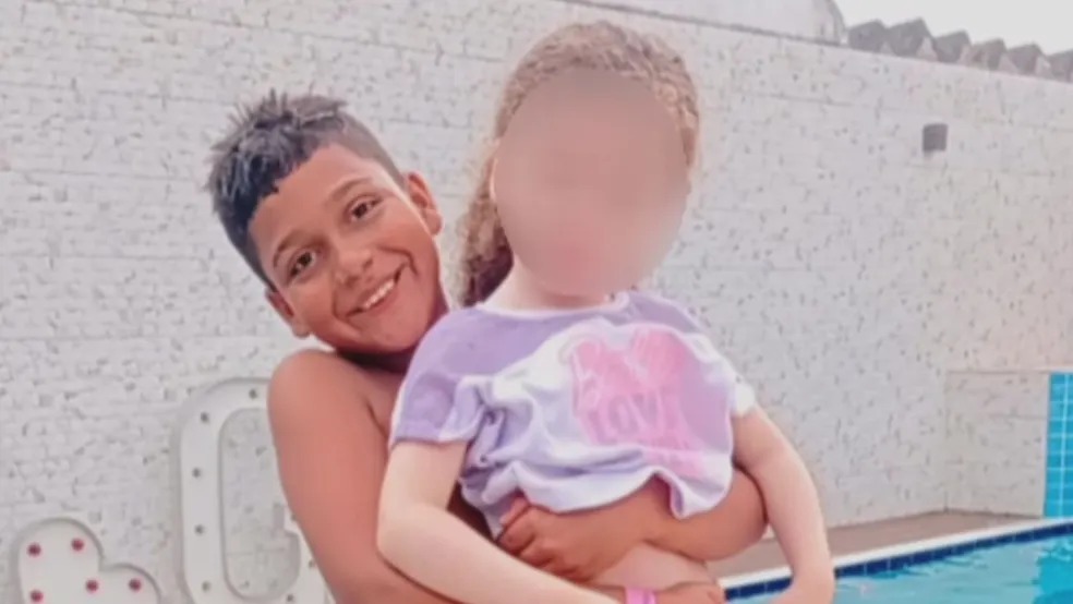 Garoto de 10 anos salva menina autista que se afogava em piscina ao pegar bolinha