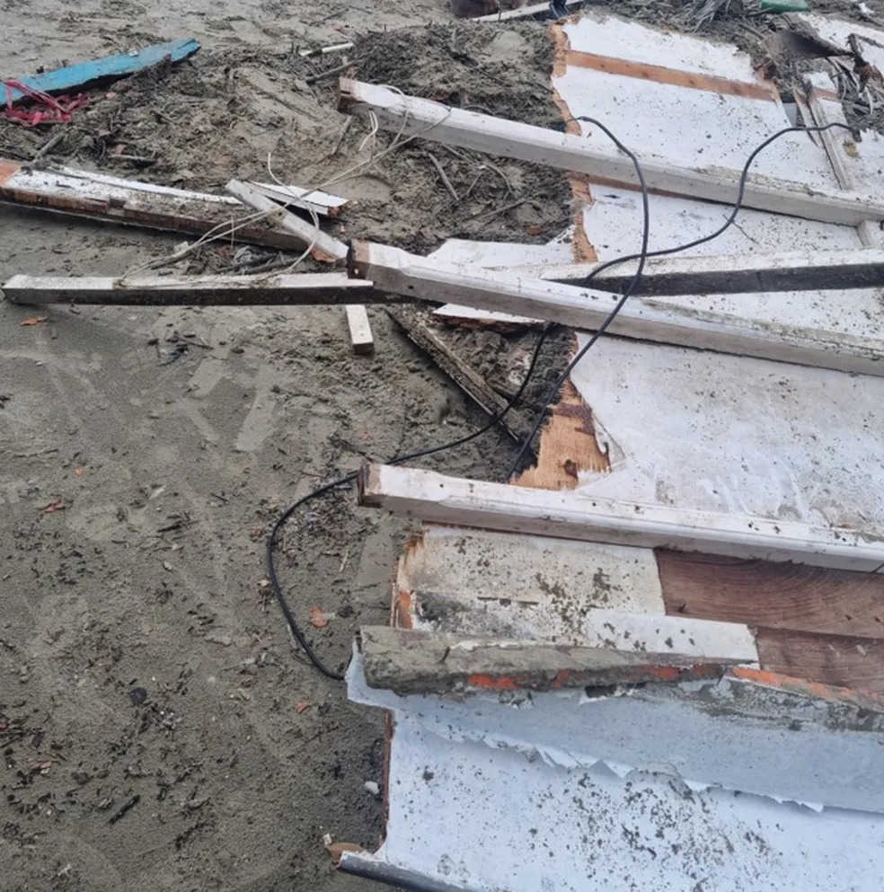 Embarcação que naufragou em Bertioga deixou destroços por toda parte;GBMar ainda procura vítimas