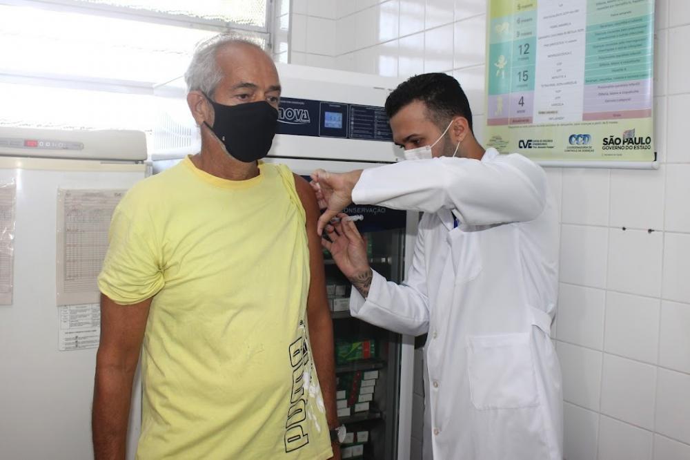 Mais de 2 mil pessoas procuram vacinação contra a gripe no primeiro dia da campanha