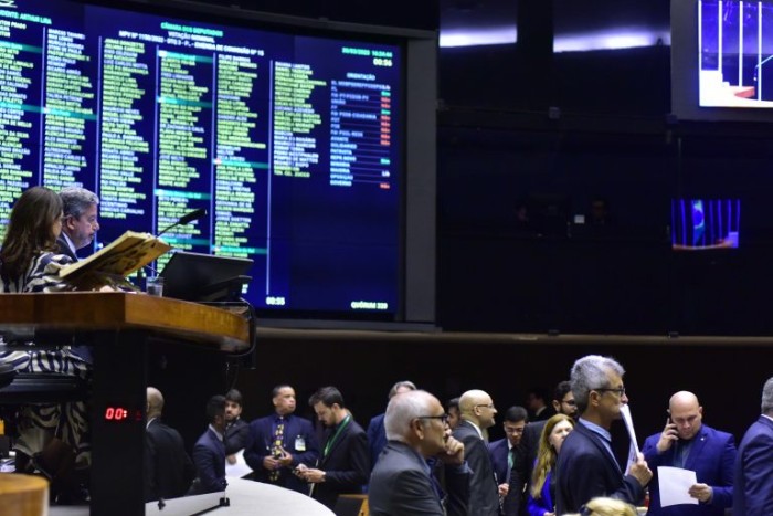 Deputados aprovam urgência para projeto que prevê alerta de segurança em aplicativo de GPS; acompanhe
