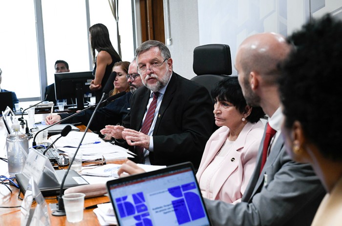 Debatedores cobram que leis e políticas públicas para autistas saiam do papel