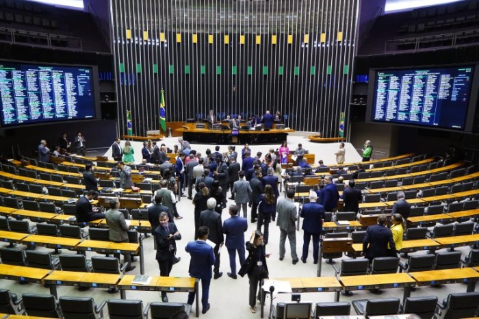 Deputados cobram providencias contra ataques em escolas brasileiras