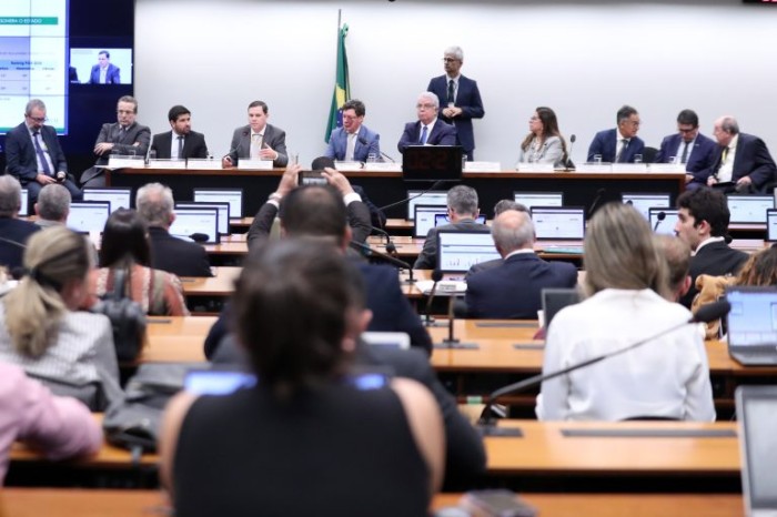 Setores de saúde e educação pedem alíquotas menores na reforma tributária