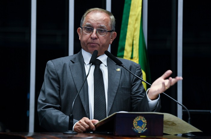 Izalci critica suspensão do novo ensino médio