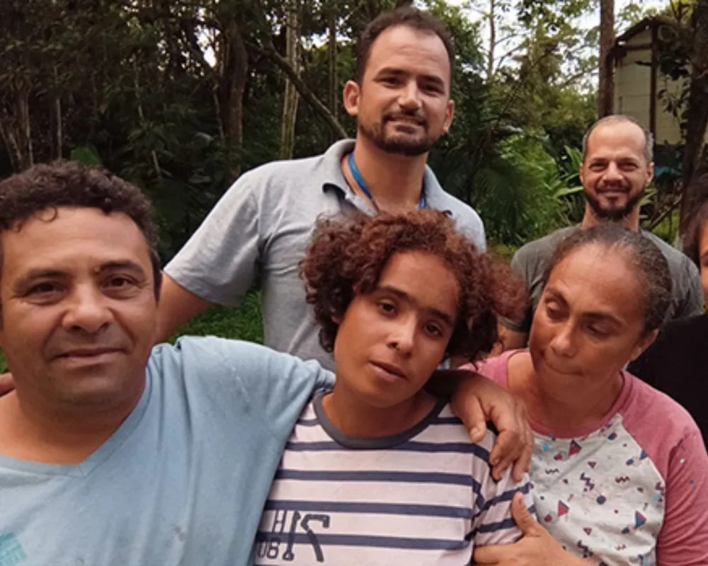 Jovem de 22 anos é reencontrada após quatro meses desaparecida;pai emocionado