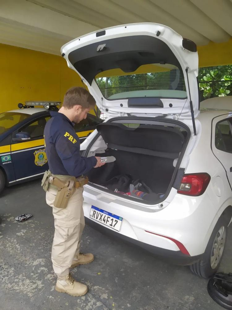 PRF prende casal que escondia haxixe na bag do bebê de 1 anos e 9 meses