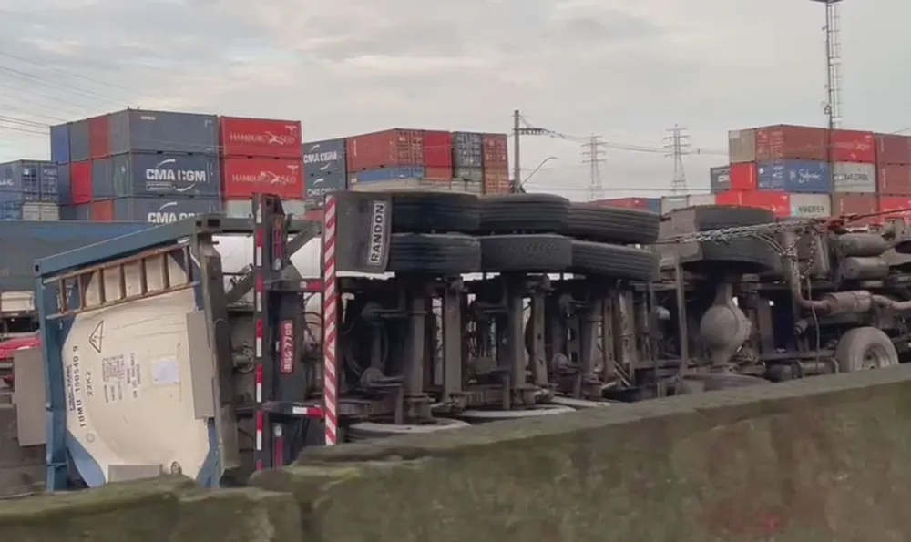 Carreta com glicerina tomba na Anchieta e provoca congestiomento de 4 Km