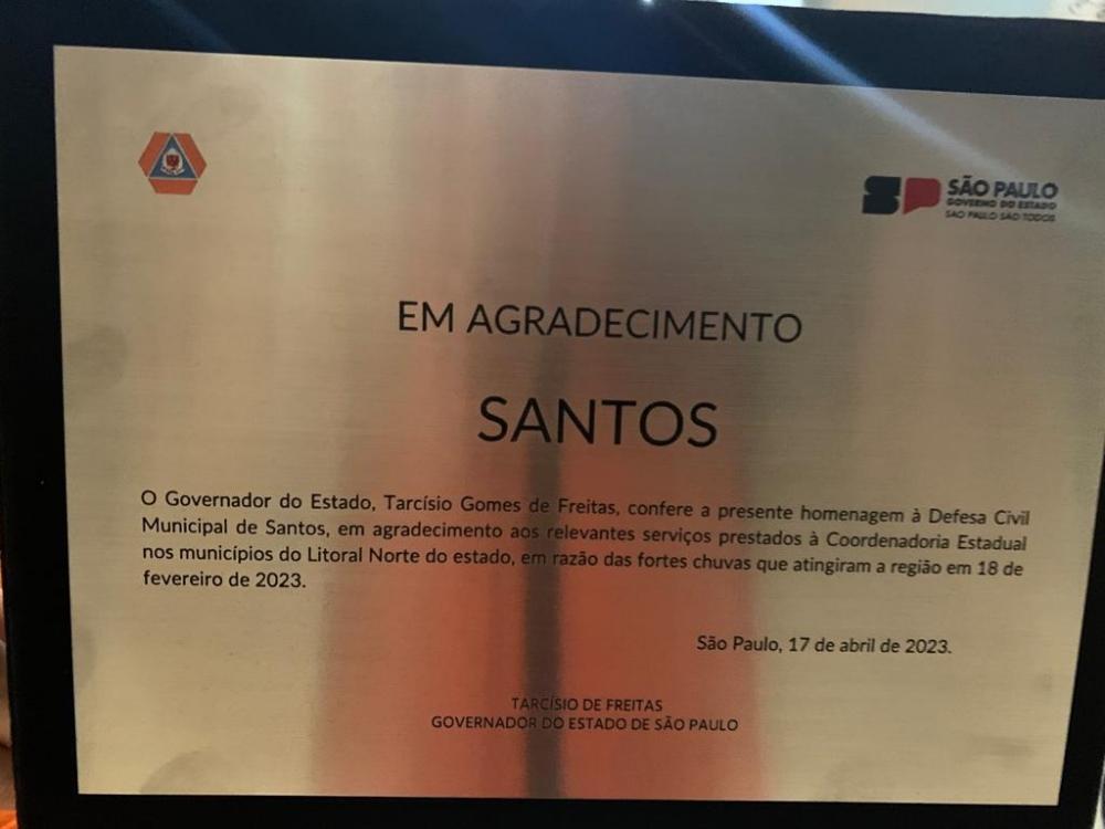 Governador presta homenagem à Defesa Civil de Santos por socorro às cidades do litoral norte