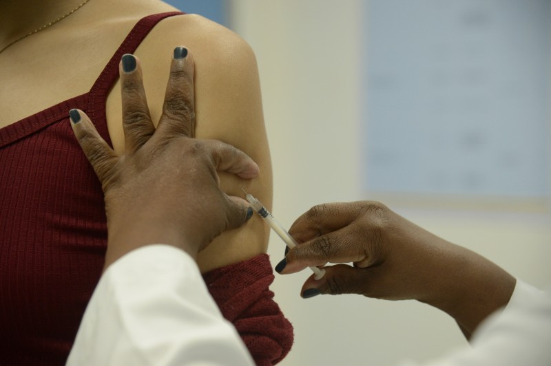 Covid-19: Rio aplica 2ª dose de reforço em pessoas com 18 anos ou mais